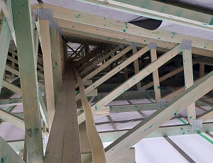 Zateplení stropu novostavby rodinného domu pomocí foukané izolace